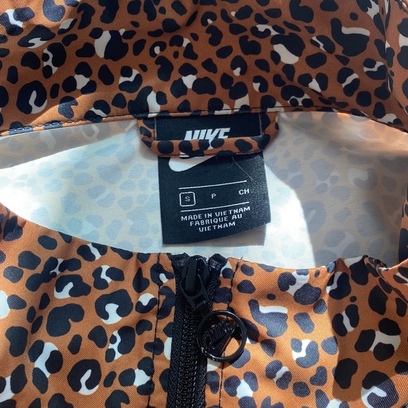 Women’s Nike Crop Animal Print Splash Jacket - Picture 2 of 3